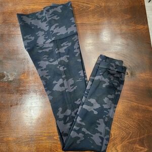 SPANX Seamless Leggings Size MEDIUM Black Gray‎ Camo Shaping Stretch Flawed